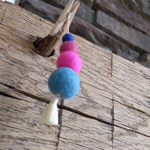 Felted wool ball essential oil diffuser - Picture 2 of 3